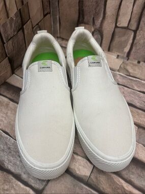 Cariuma Slip-On sneakers in an off-white canvas size 9